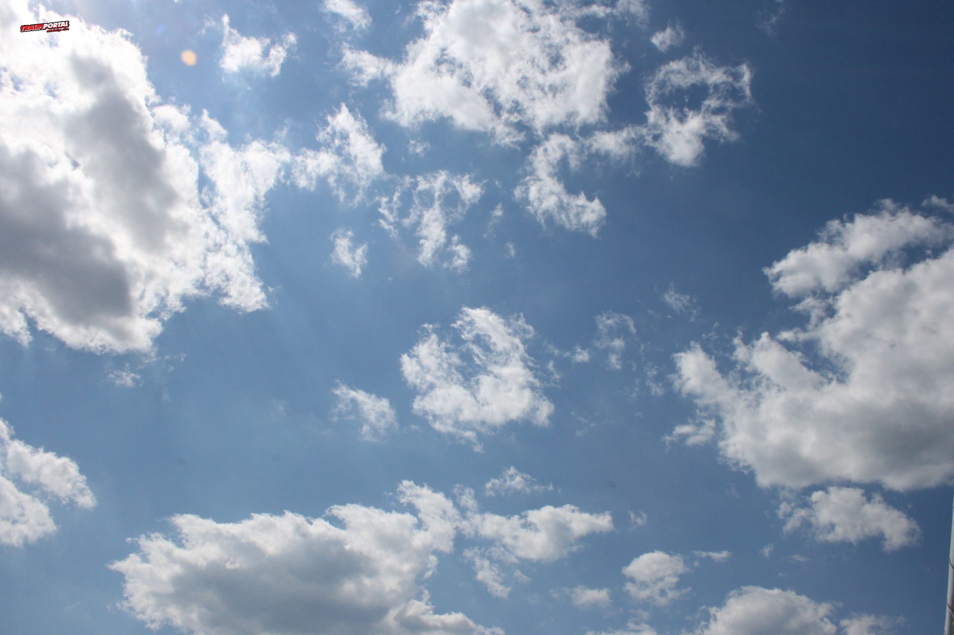 Blauer Himmel Hintergrundbild | Wallpaper